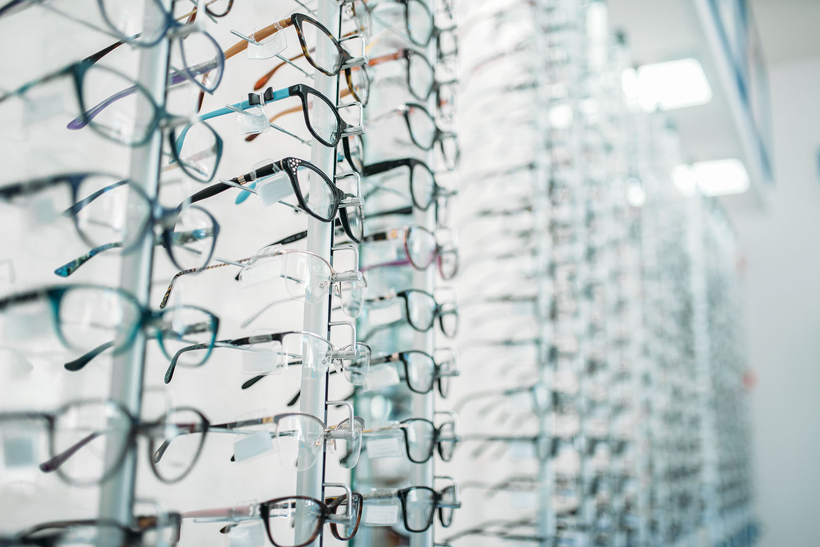 Présentoir de montures dans une boutique d'optique moderne